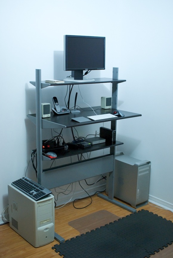 desk-01_jpg_644x0_q100_crop-smart[1].jpg
