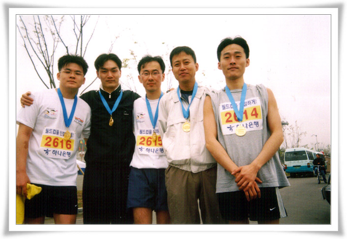 대학원석사1학기_마라톤_04_교수님과20Km완주재학생단체.jpg