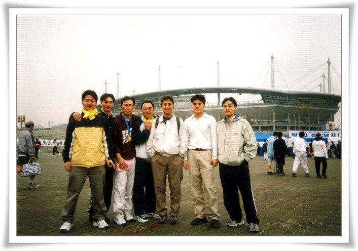 대학원석사1학기_마라톤_03_교수님과재학생단체.jpg